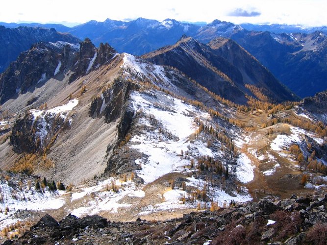 This picture looks down at the Borealis Pass area from the SW ridge of Pinnacle.
The 7000-foot meadow is out of sight on the left edge.